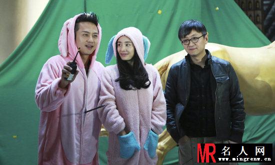 杨幂怀孕后首度素颜现身 穿粉红兔子装卖萌(1)