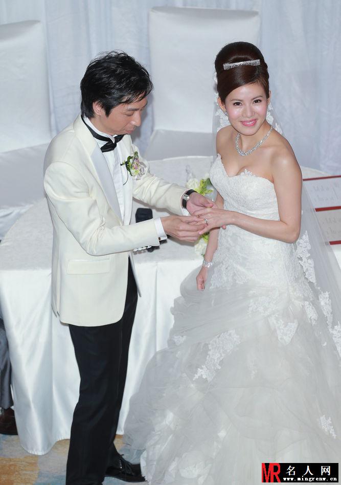 张美妮婚礼现场照曝光 与新郎热吻甜蜜幸福(1)