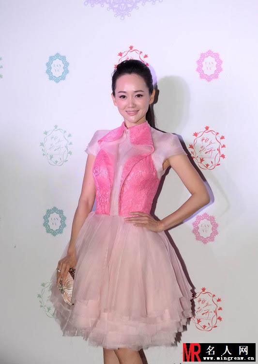 倪妮张嘉倪优雅助阵婚纱秀 不敌柳岩性感抢镜(1)