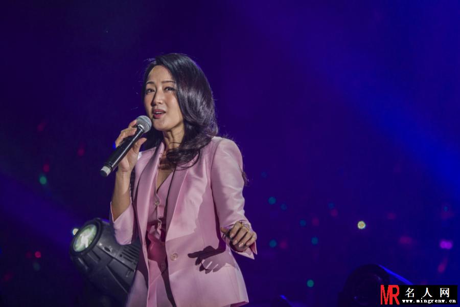 杨钰莹粉装亮相露甜蜜笑容献唱(1)