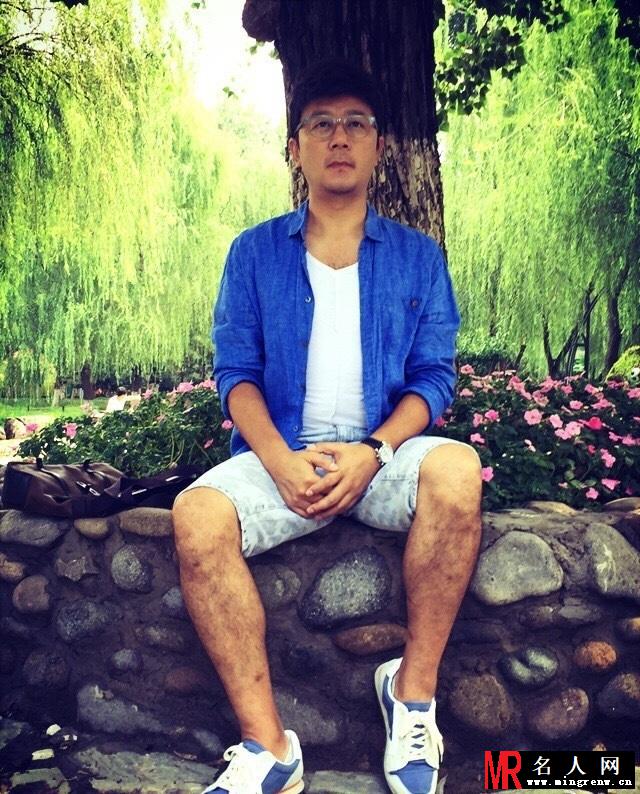 石头兄妹弹吉他超有范 妹妹长相神似哥哥(1)