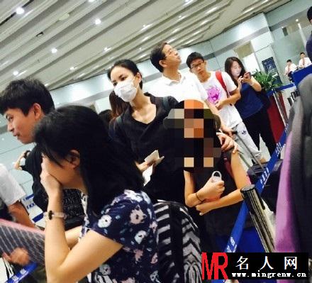 王菲携女儿李嫣现身机场 网友大呼女神好美(1)