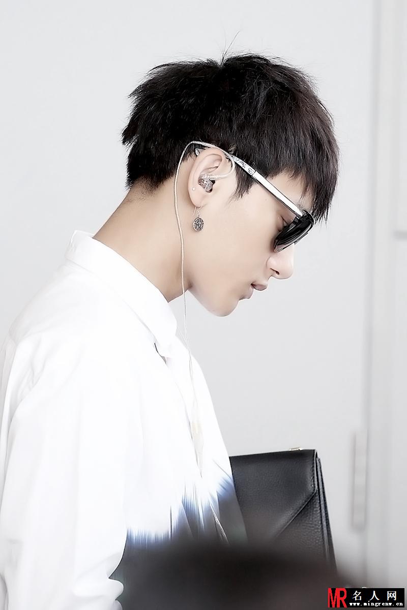 2014年8月EXO仁川飞西安帅气时尚写真黄子韬图片写真(1)