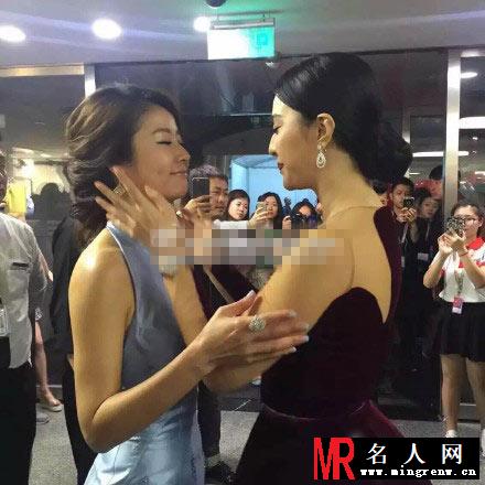 紫薇金锁再相逢 林心如范冰冰上海相聚亲昵摸脸(1)