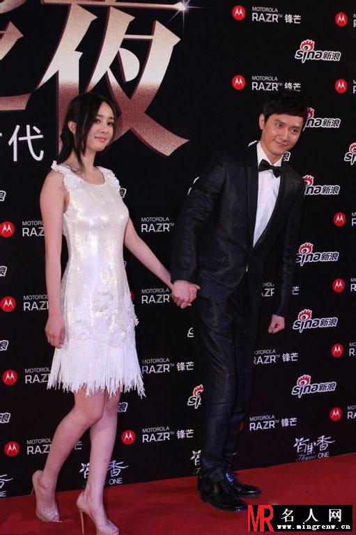 杨幂冯绍峰出席2011新浪微博之夜红毯秀组图(1)