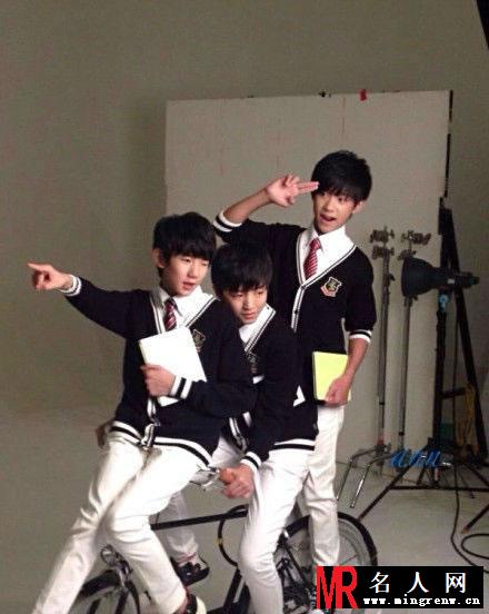 TFBOYS代言步步高广告 和何炅老师合照(1)