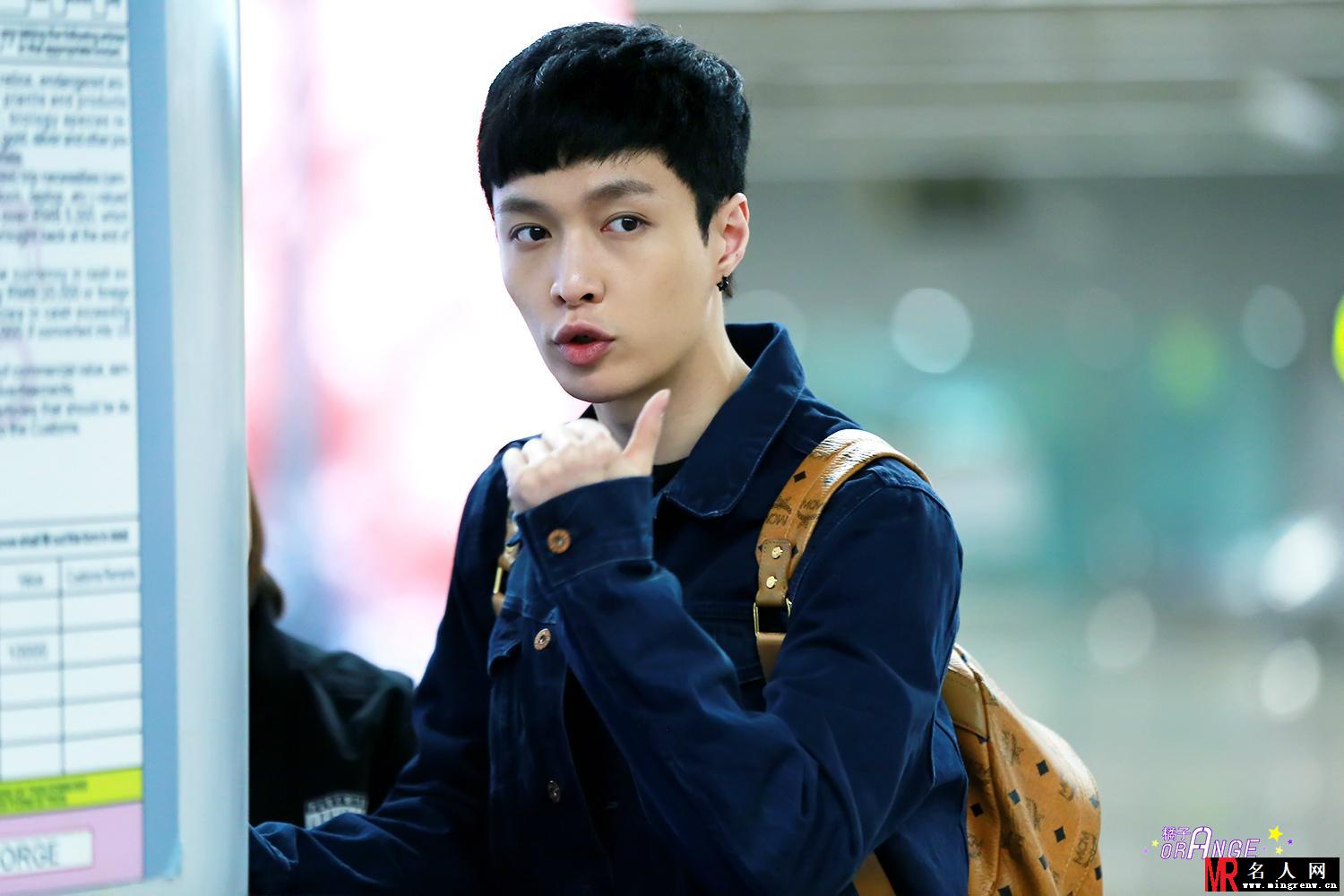 EXO张艺兴2015年4月现身机场黄色双肩包抢眼(1)