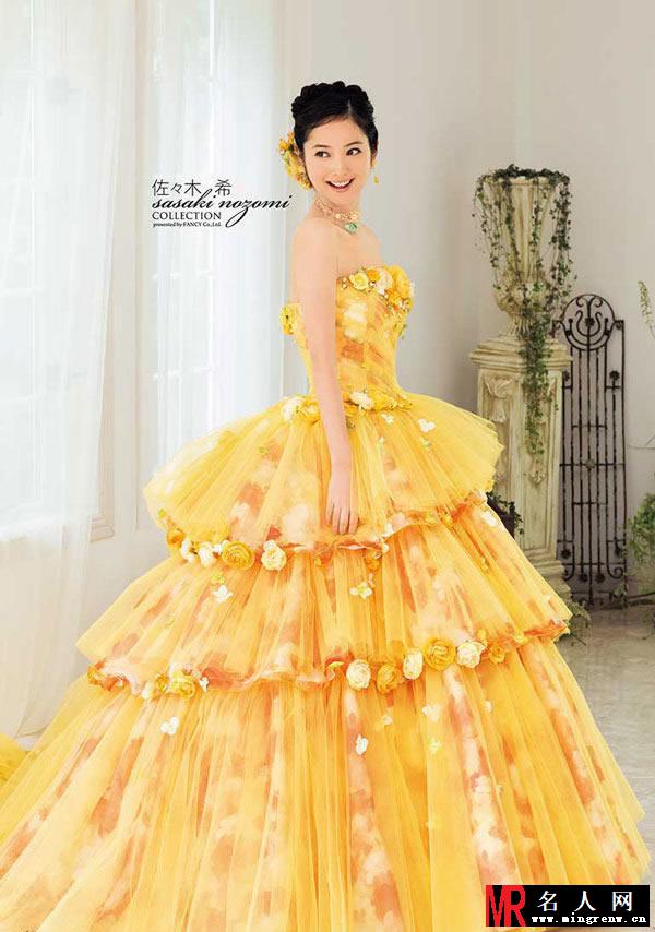 “日本最美”佐佐木希婚纱写真优雅大方 粉丝称赞：“美过一切”(1)