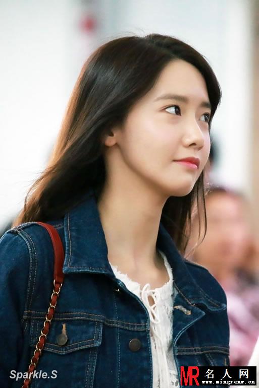 少女时代允儿素颜机场照 撩发抿嘴自然清新(1)