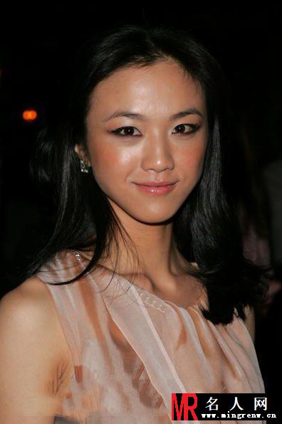 汤唯惊艳出席发布会 显性感妩媚(1)