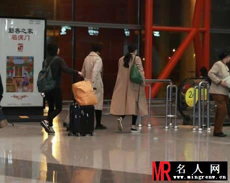 杨幂机场变身套中人 全面包裹无人识(1)