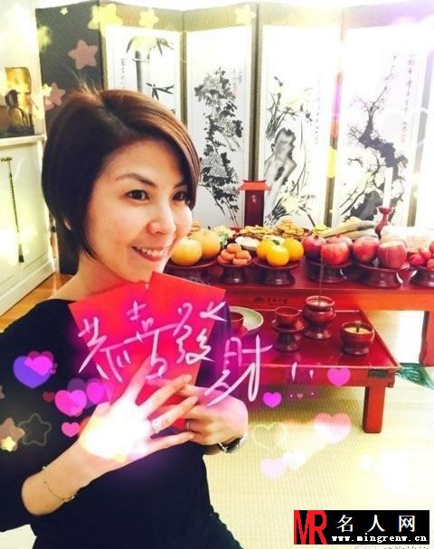 看明星怎么过春节 李小璐全家红装拜年(1)