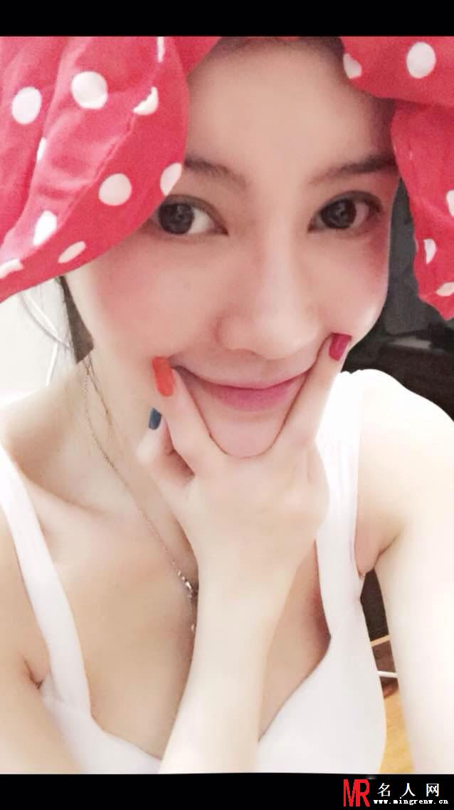 潘霜霜爆乳生活照 头戴蝴蝶结扮嫩(1)