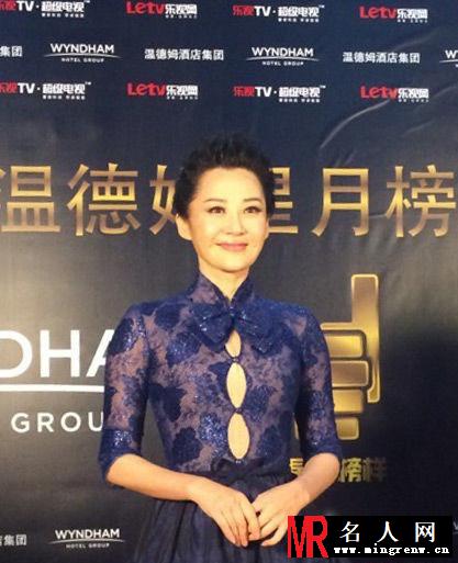 许晴开胸夺眼球 年近半百魅力不减(1)