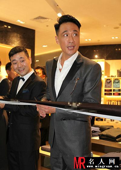 吴镇宇霸气现身剪彩 尽展吴三岁本色(1)