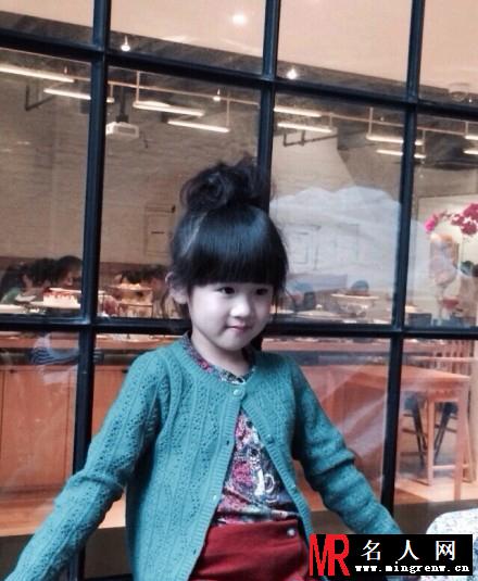 贝儿丸子头拍写真 呆萌可爱获赞(1)