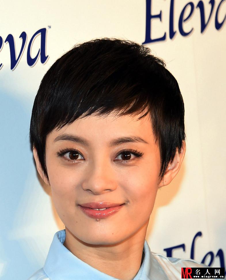孙俪清爽亮相 干练短发衬通透妆容(1)