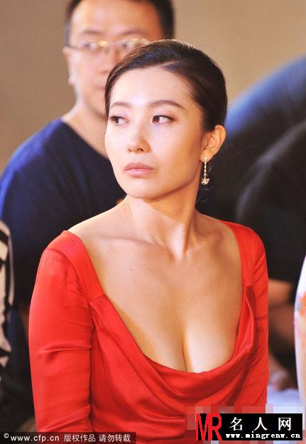 章子怡嫂子殷旭性感现身 俯身秀豪乳抢镜(1)