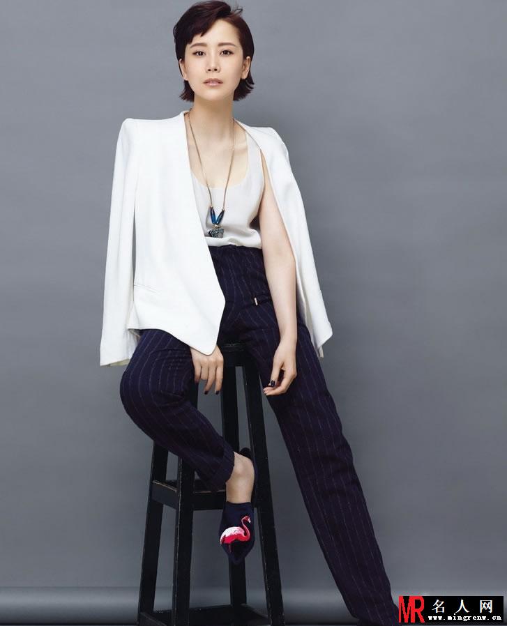 海清时尚杂志写真曝光 率性干练不失柔美(1)