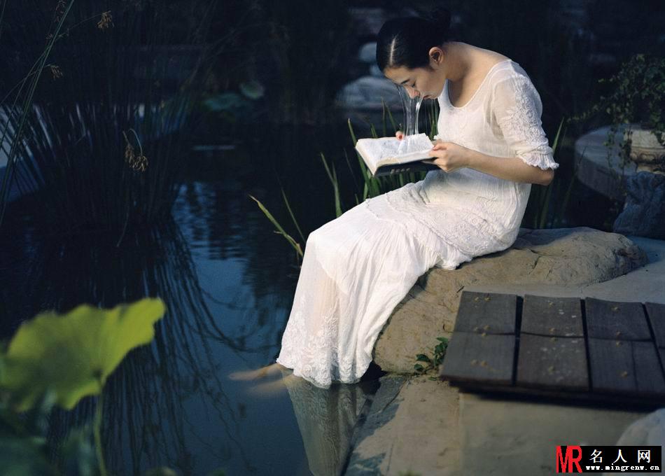 张辛苑诡丝写真 神秘魅力吸引眼球(1)