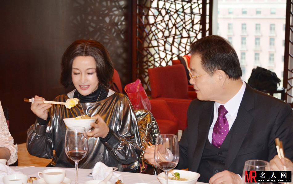 刘晓庆婚后首次庆生现场照曝光 与丈夫大秀恩爱(1)