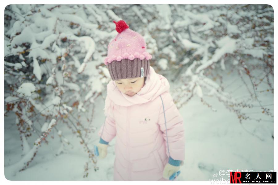 李小璐和甜馨堆雪人 母女打扮时髦称闺蜜(1)