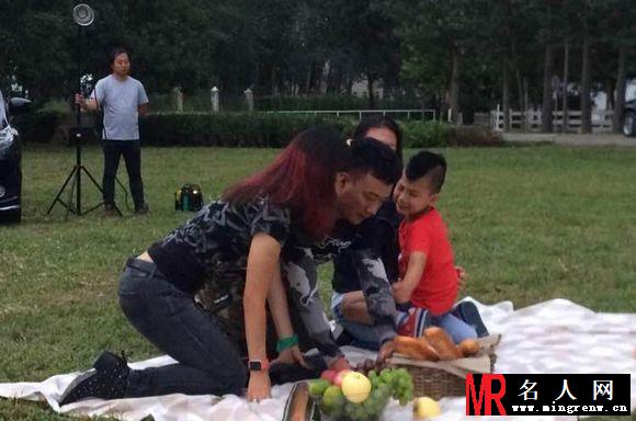 胡军为女庆生康康帅气开车 刘涛带儿女现身(1)