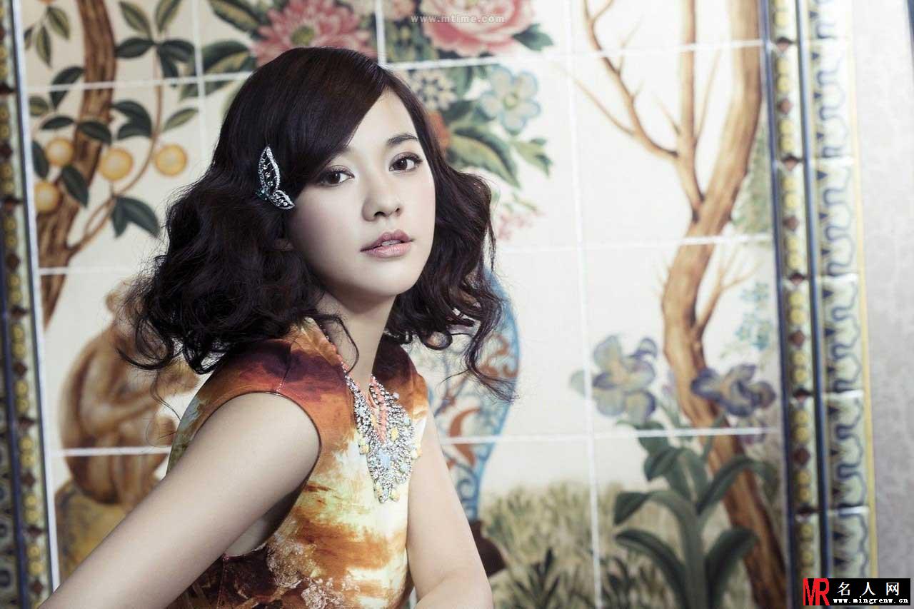 陈意涵登《VOGUE》化身复古精灵 演绎奢华宫廷风(1)