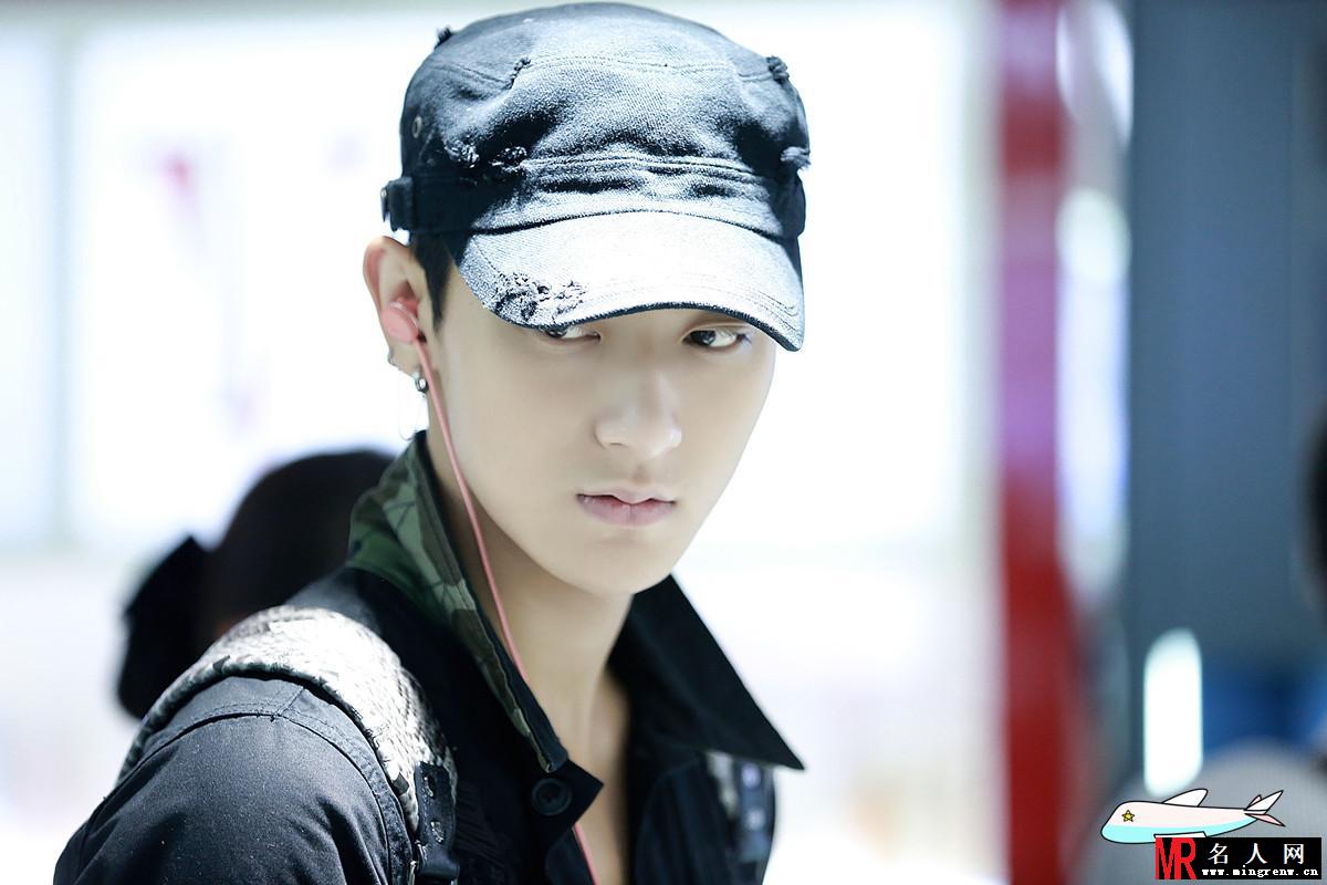 2014年7月上海飞新加坡转机所罗门机场写真时尚帅气黄子韬图片写真(1)