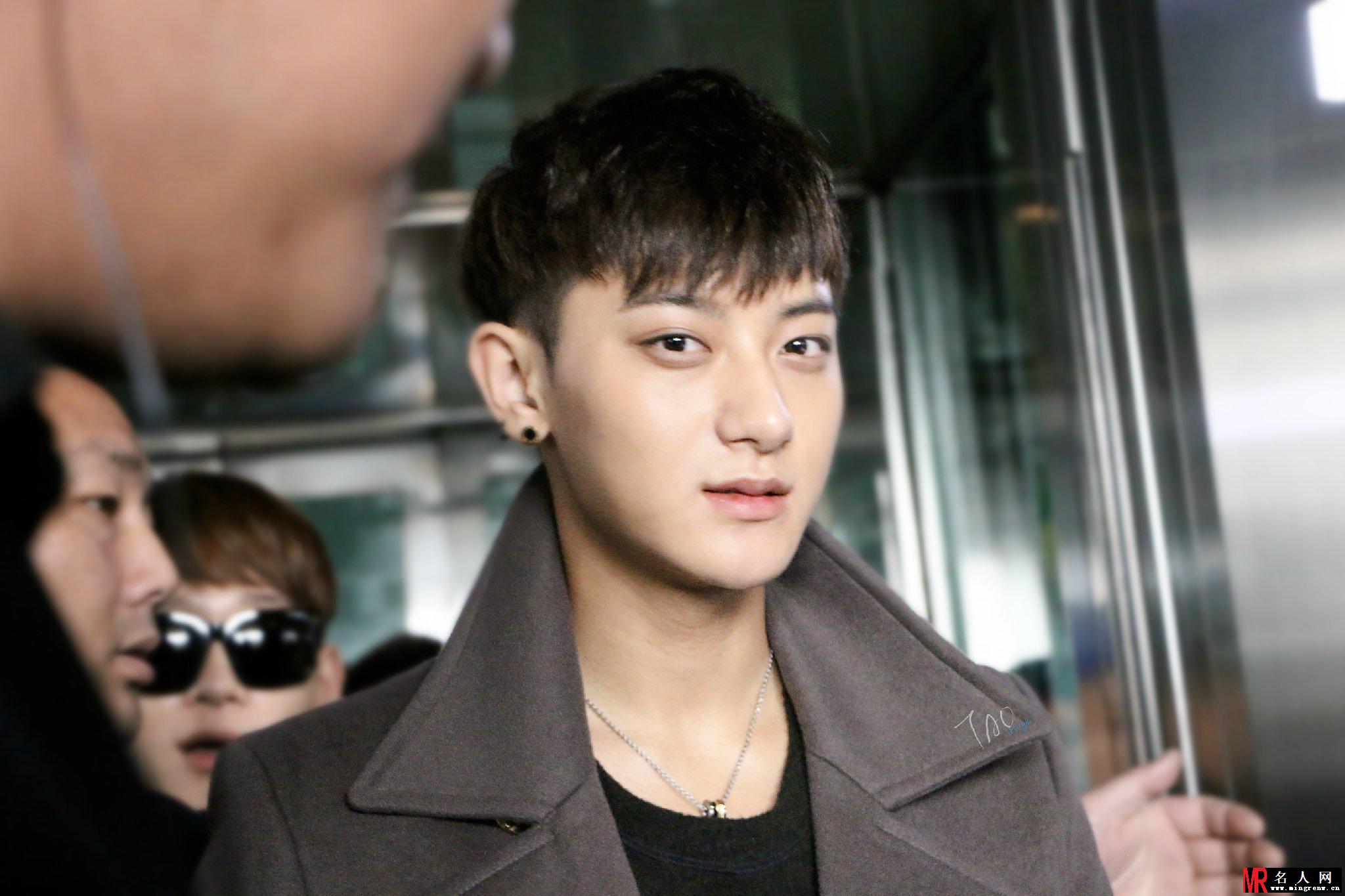 2014年11月EXO韩国金浦飞往北京机场帅气写真黄子韬图片写真(1)