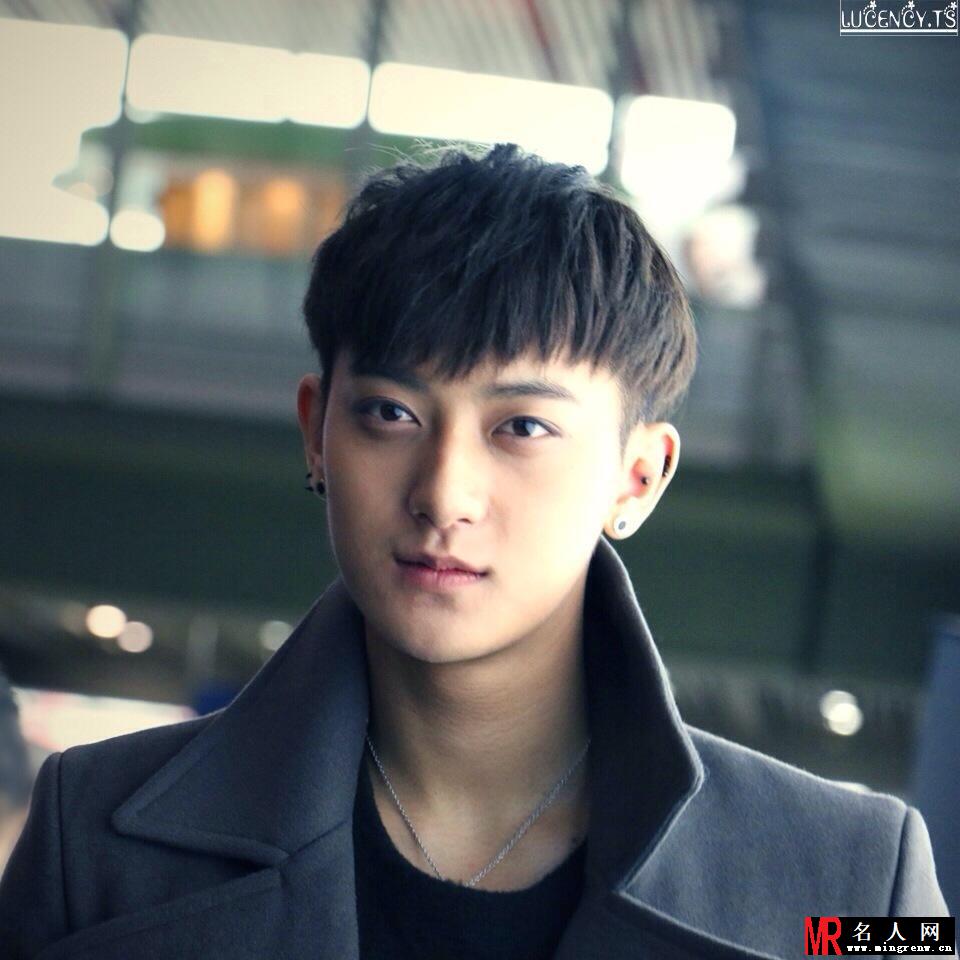2014年11月EXO韩国金浦飞往北京机场帅气写真黄子韬图片写真(1)