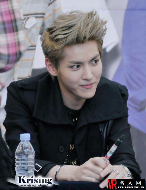 2012年EXO韩国永登浦签售吴亦凡图片 黑色系服装衬托高品质颜值(1)