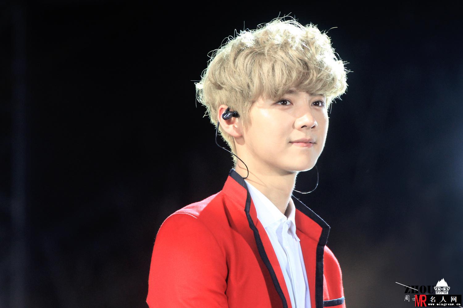 鹿晗2014年与EXO众成员韩国一巡演唱会 红色西装童颜可爱(1)