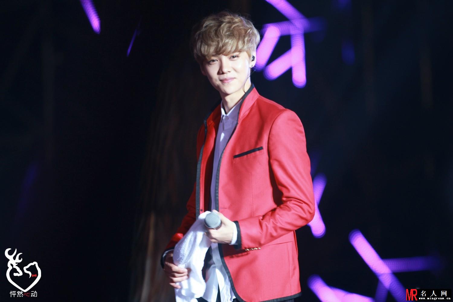 鹿晗2014年与EXO众成员韩国一巡演唱会 红色西装童颜可爱(1)