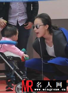 倪妮机场被偷拍大汇总 跟可爱婴儿卖萌互动(1)