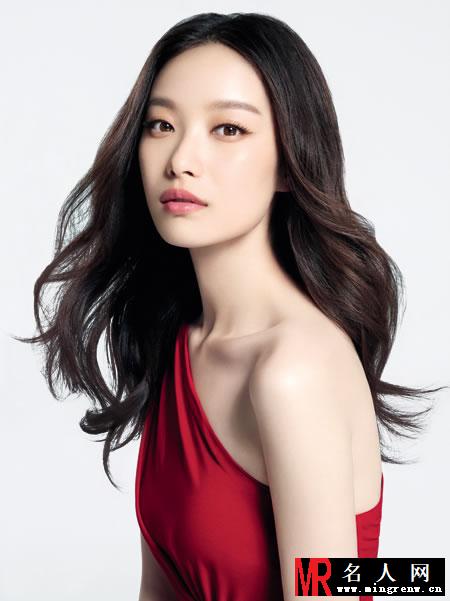 倪妮登《健康与美容》杂志 神情呆萌招人喜爱(1)