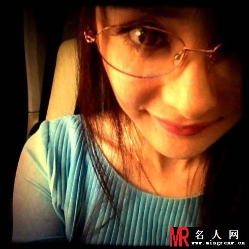杨幂微博生活照第一弹 自拍不理刘恺威(1)
