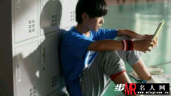 TFBOYS代言步步高广告 和何炅老师合照(1)