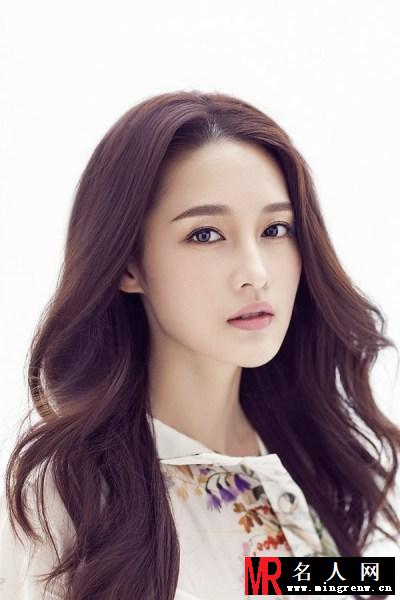 李沁长发妩媚写真 甜笑醉人性感优雅(1)