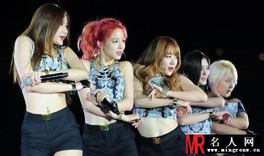 韩女团迷你短裙秀丰乳巨臀 舞台热辣引尖叫(1)