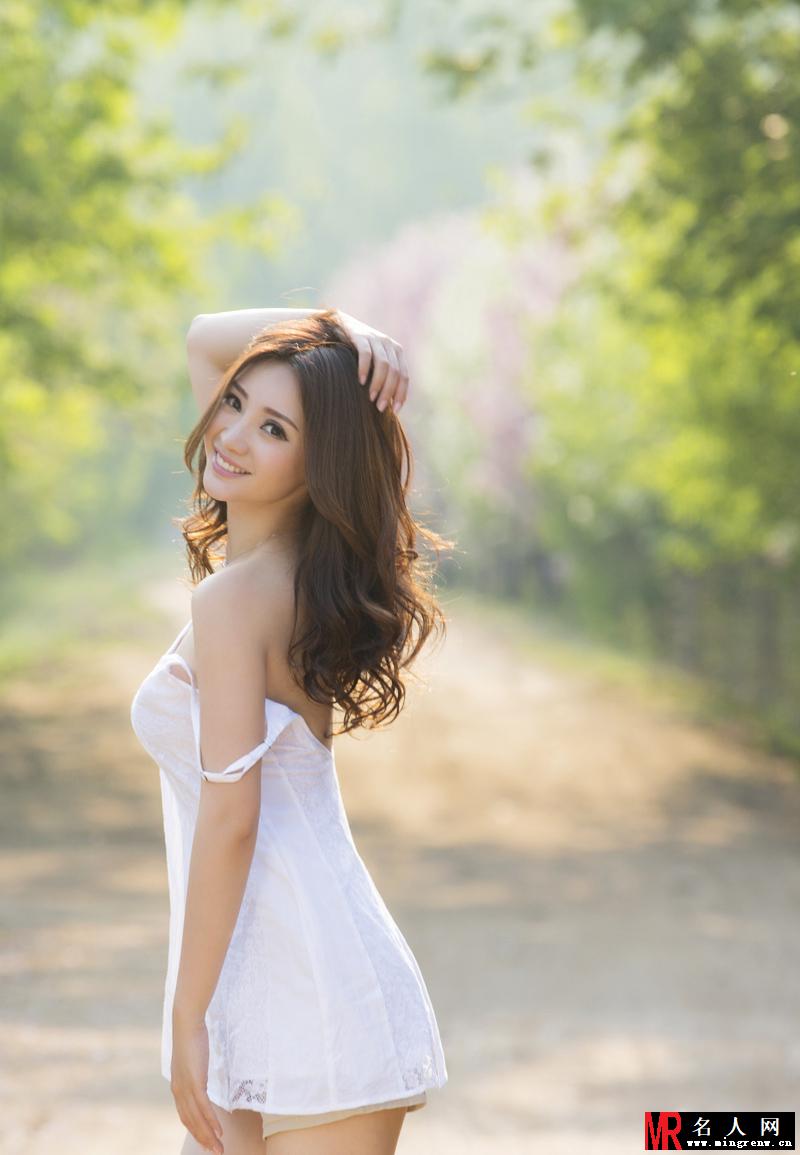 柳岩脱衣秀身姿 性感美背极致诱惑(1)