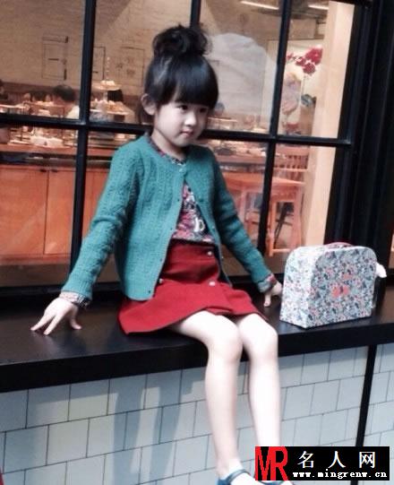 贝儿丸子头拍写真 呆萌可爱获赞(1)
