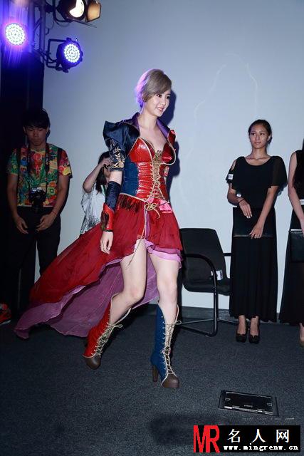 安心亚爆乳Cosplay 火辣身材引宅男围观(1)