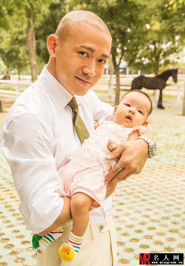 聂远温馨全家福 抱女显慈祥(1)