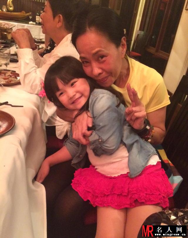 余文乐与王诗龄亲密合影 小公主人气爆棚(1)