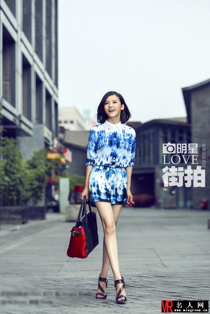 杨子姗时尚街拍曝光 利落短发诠释多维度美(1)