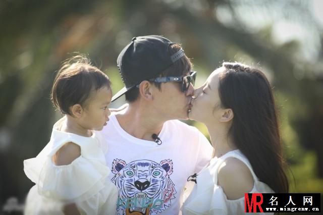 贾乃亮李小璐甜蜜拥吻 女儿小甜心看傻眼(1)