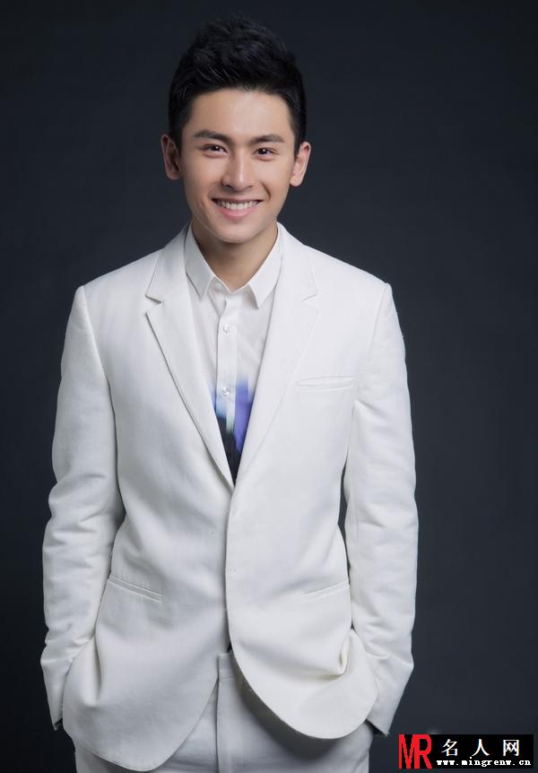 张哲瀚黑白西服造型写真 帅气出镜范儿足(1)