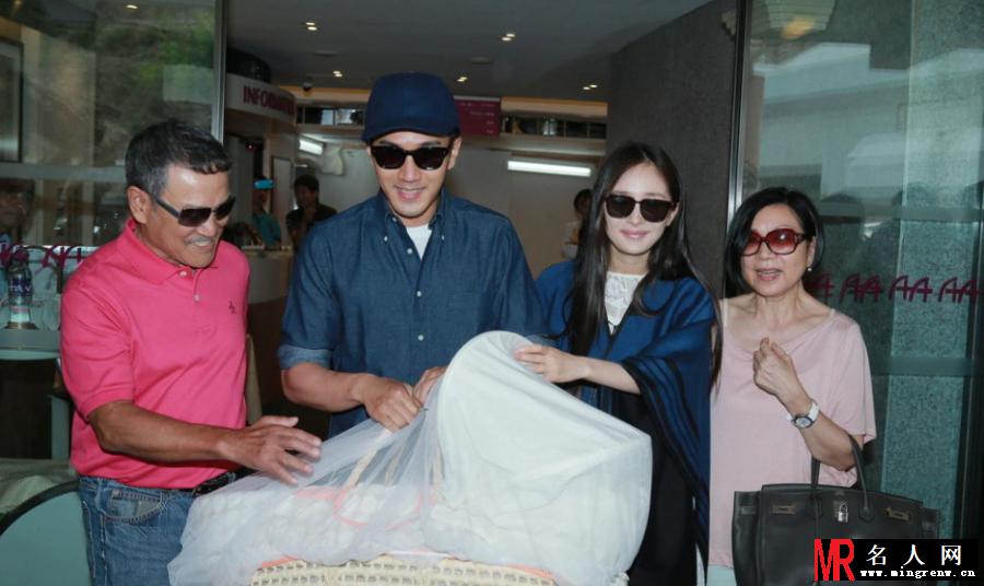 杨幂产后出院 刘恺威提婴儿篮满脸幸福(1)
