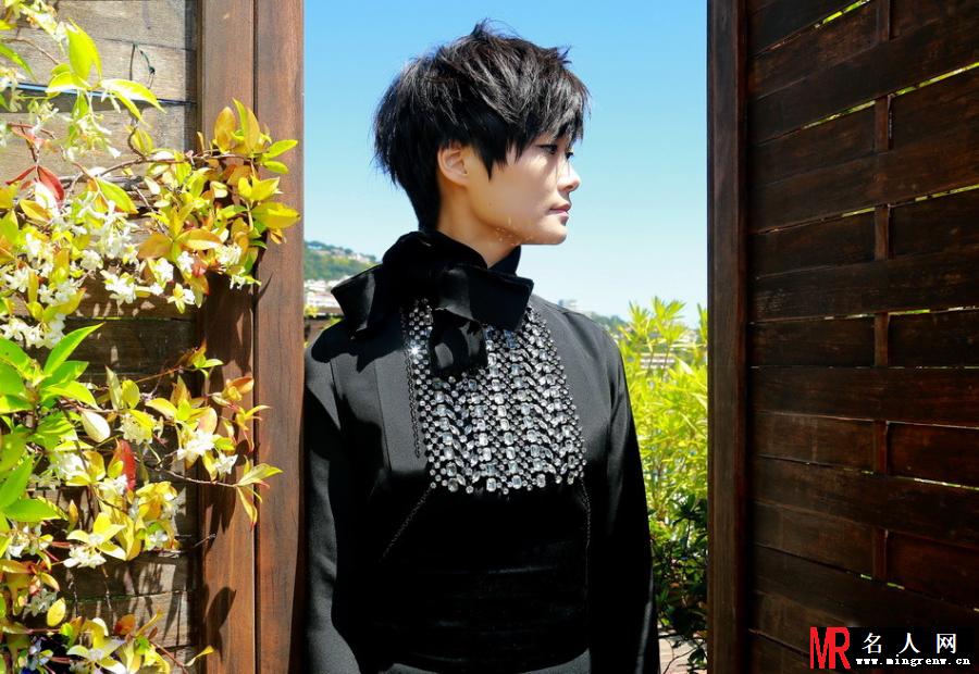 李宇春戛纳写真曝光 黑衣黑裤显帅气(1)